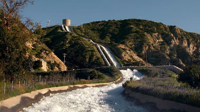 Main basse sur l’eau